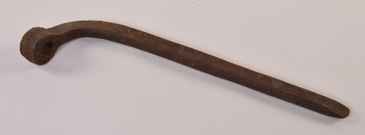 Pumpevogn i rødmalt tre med 4 jernbeslåtte hjul med drag til hest. På vogn montert tønne av rødmalt tre med pumpesystem for håndpumping. Ved pumpe flere bøyler for oppbevaring av brannutstyr. Tønne er belått med kobber på innside. Trekasse rundt pumpehus i tønna.