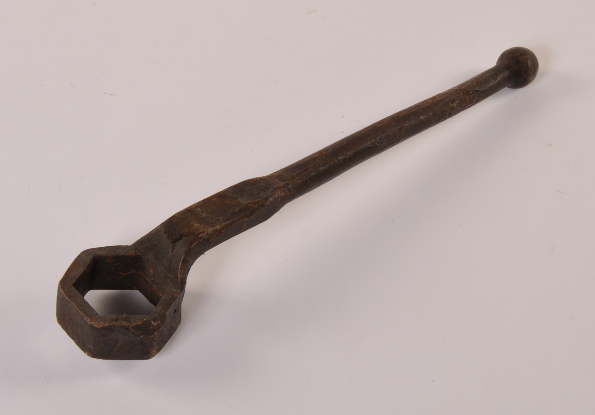 Pumpevogn i rødmalt tre med 4 jernbeslåtte hjul med drag til hest. På vogn montert tønne av rødmalt tre med pumpesystem for håndpumping. Ved pumpe flere bøyler for oppbevaring av brannutstyr. Tønne er belått med kobber på innside. Trekasse rundt pumpehus i tønna.