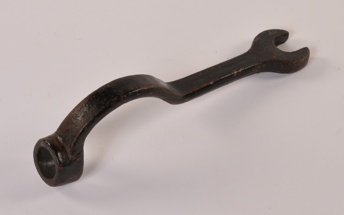 Pumpevogn i rødmalt tre med 4 jernbeslåtte hjul med drag til hest. På vogn montert tønne av rødmalt tre med pumpesystem for håndpumping. Ved pumpe flere bøyler for oppbevaring av brannutstyr. Tønne er belått med kobber på innside. Trekasse rundt pumpehus i tønna.