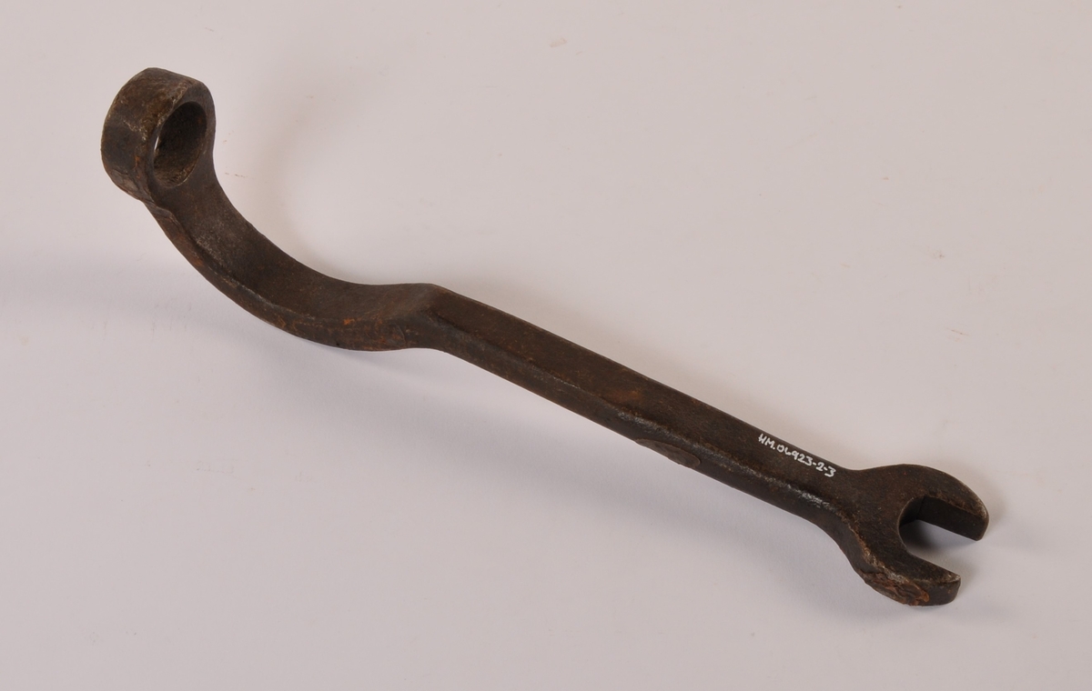 Pumpevogn i rødmalt tre med 4 jernbeslåtte hjul med drag til hest. På vogn montert tønne av rødmalt tre med pumpesystem for håndpumping. Ved pumpe flere bøyler for oppbevaring av brannutstyr. Tønne er belått med kobber på innside. Trekasse rundt pumpehus i tønna.