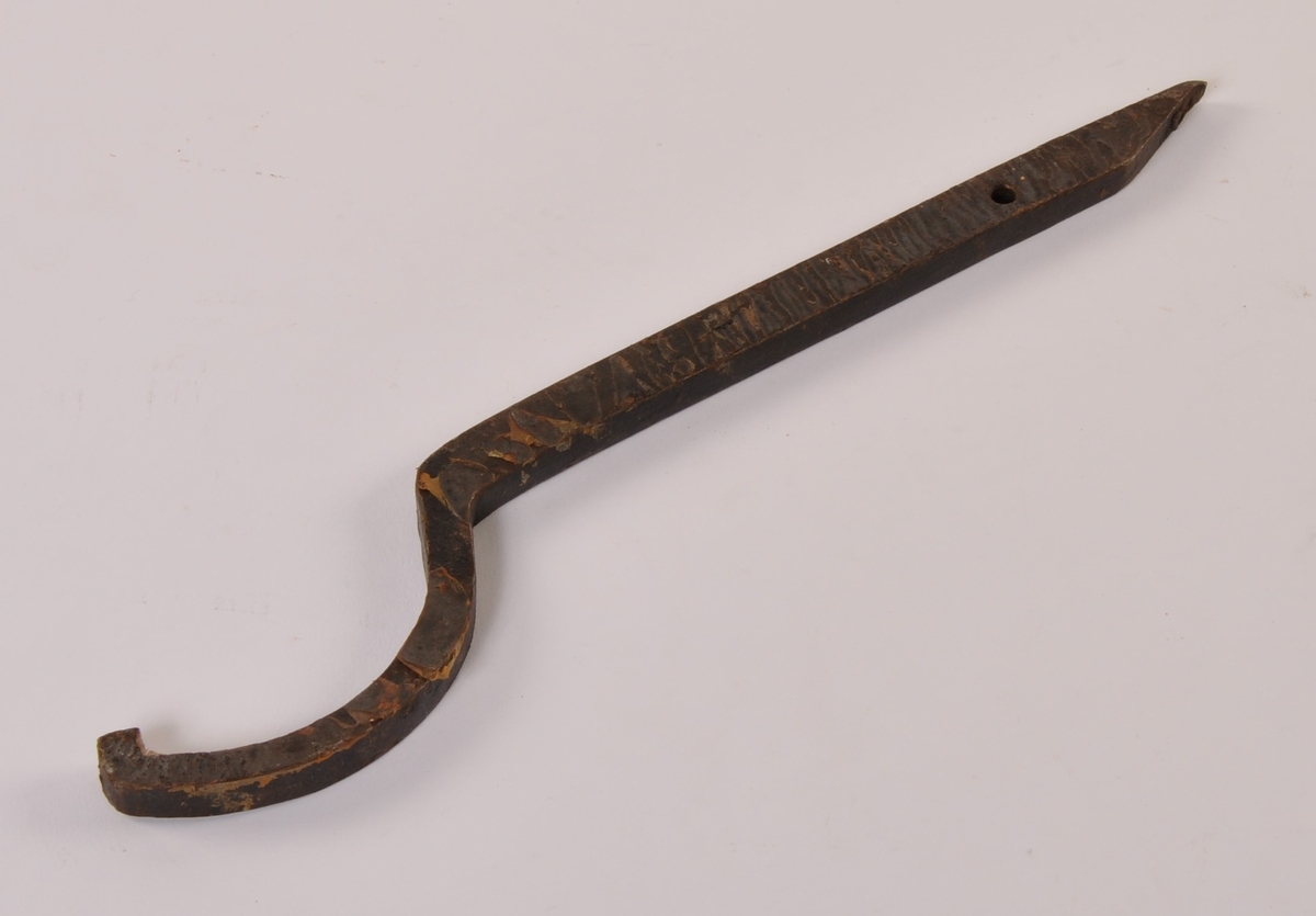 Pumpevogn i rødmalt tre med 4 jernbeslåtte hjul med drag til hest. På vogn montert tønne av rødmalt tre med pumpesystem for håndpumping. Ved pumpe flere bøyler for oppbevaring av brannutstyr. Tønne er belått med kobber på innside. Trekasse rundt pumpehus i tønna.