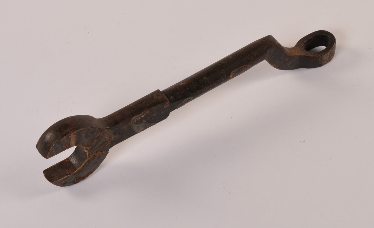 Pumpevogn i rødmalt tre med 4 jernbeslåtte hjul med drag til hest. På vogn montert tønne av rødmalt tre med pumpesystem for håndpumping. Ved pumpe flere bøyler for oppbevaring av brannutstyr. Tønne er belått med kobber på innside. Trekasse rundt pumpehus i tønna.