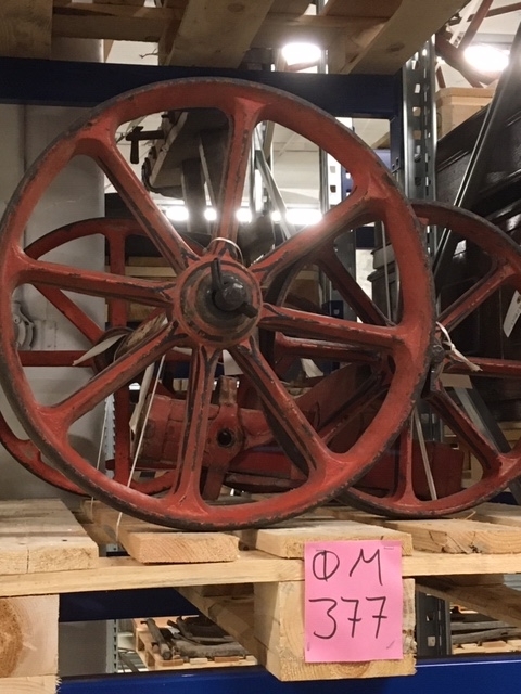 Pumpevogn av rødmalt tre med 4 jernbeslåtte hjul og drag til hest. Avlang kasse med lokk som inneholder pumpehus i metall. Rom foran, med lokk,  og bak, rommet bak har kran av messing som kan kobles til slange. Oppheng og bøyler med 2 slanger i tekstil, forsterka med metall. Langsgående pumpeanordning for håndpumping.