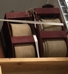 Herresykkel i metall, med sete av lær, lykt og bjelle. Påmontert verktøyeske i lær ved sete. Festet ved bagasjebrett 2 rødmalte halvsirkelformede kasser i tre, med en brannslange i hver.