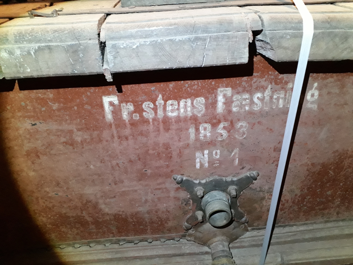 Pumpevogn av tre med 4 jernbeslåtte hjul, med ett drag. Rødmalt kasse i metall, med pumpeanordning i metall med pumpehus i tre. Kasse med lokk, av tre, foran og bak.