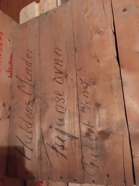 Kakelovn i deler fordelt i 16 trekasser av forskjellig størrelse, i tillegg 4 deler i pappeske. Deler av støpt kakel, glassert i gul og grønn med motiv av svaner.