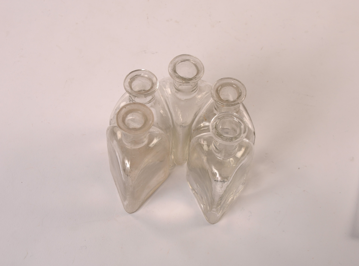 5 stk trekantede flasker av klart glass.