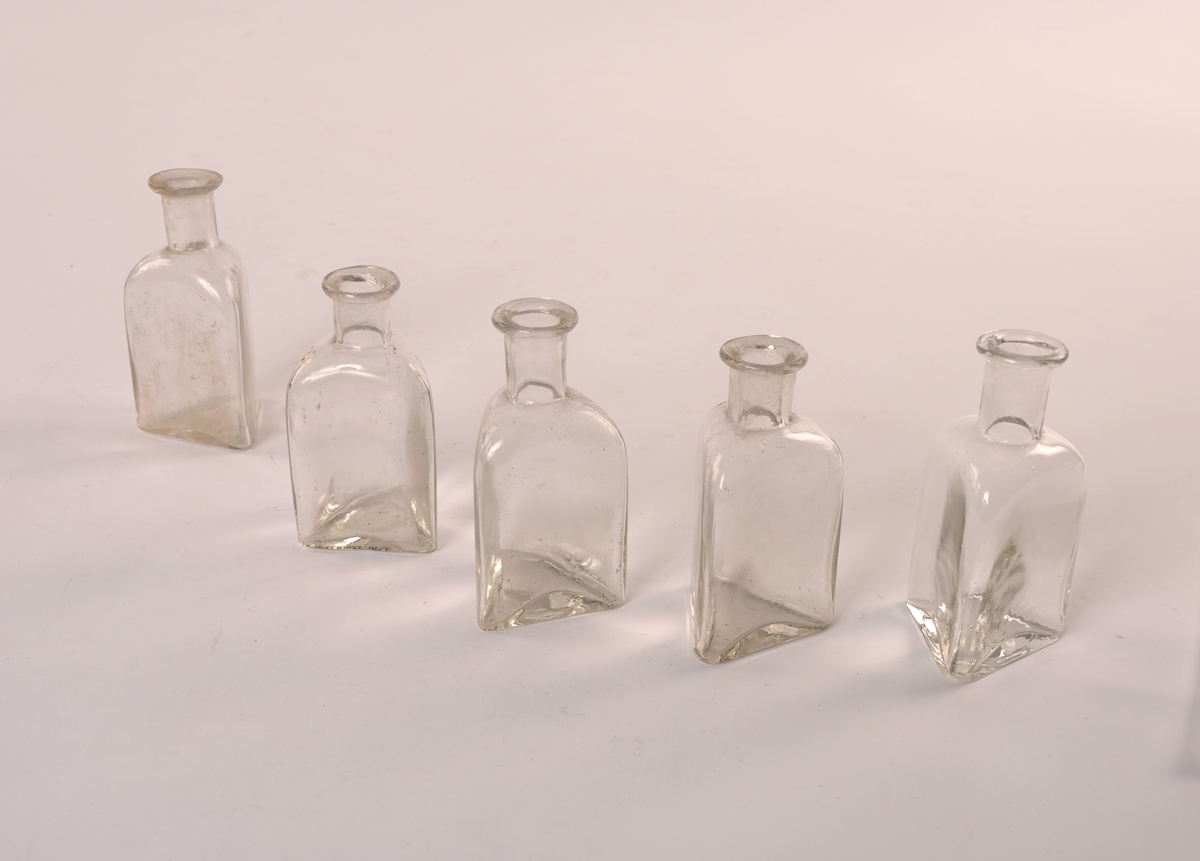 5 stk trekantede flasker av klart glass.