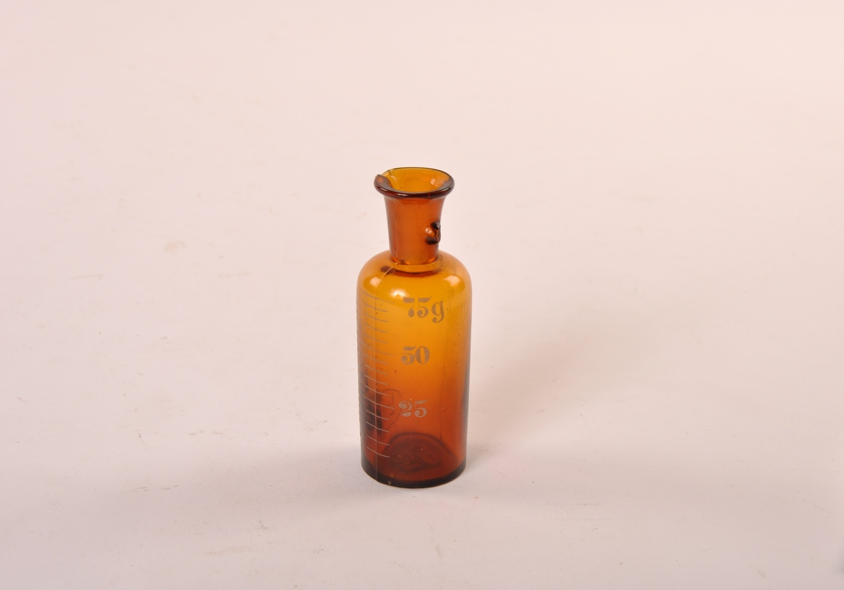 Sylindrisk flaske av brunt glass. Helletut.