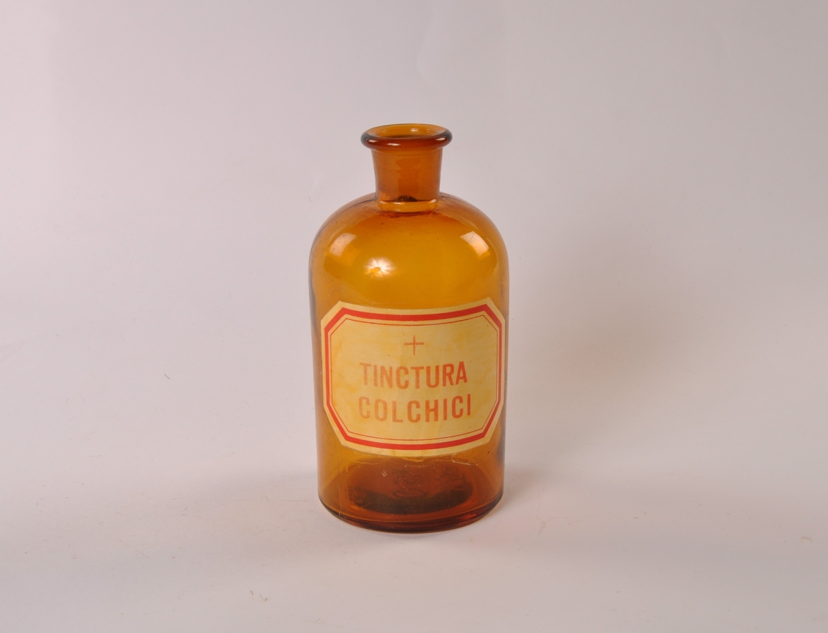 Flaske i brunt glass med rund hovedform, smalere hals.