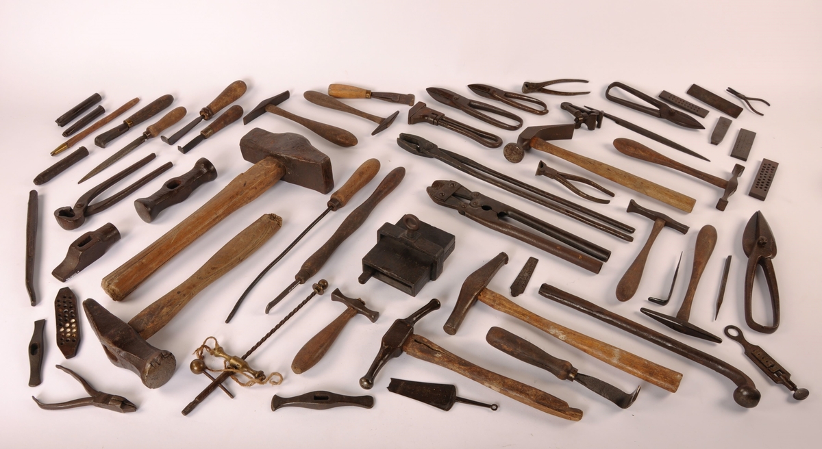 Avsmalnende trekkjern i jern med håndtak.