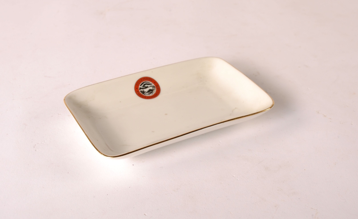 Hundepremie. Rektangulær hvit porselens skål. Logo: Telemark Fuglehundklubb