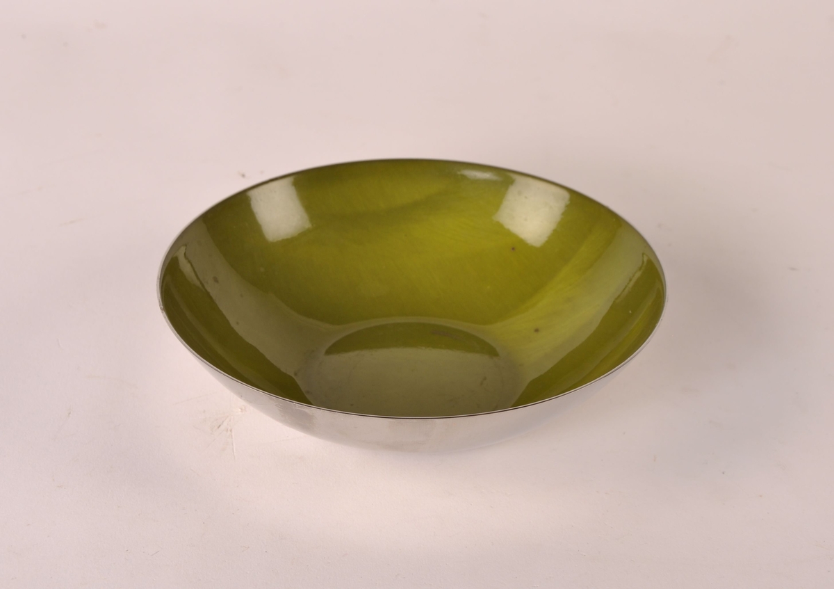 Hundepremie. Rund emaljert skål. Grønn på utsiden, sølvfarget på utsiden. Mønster: Fjær