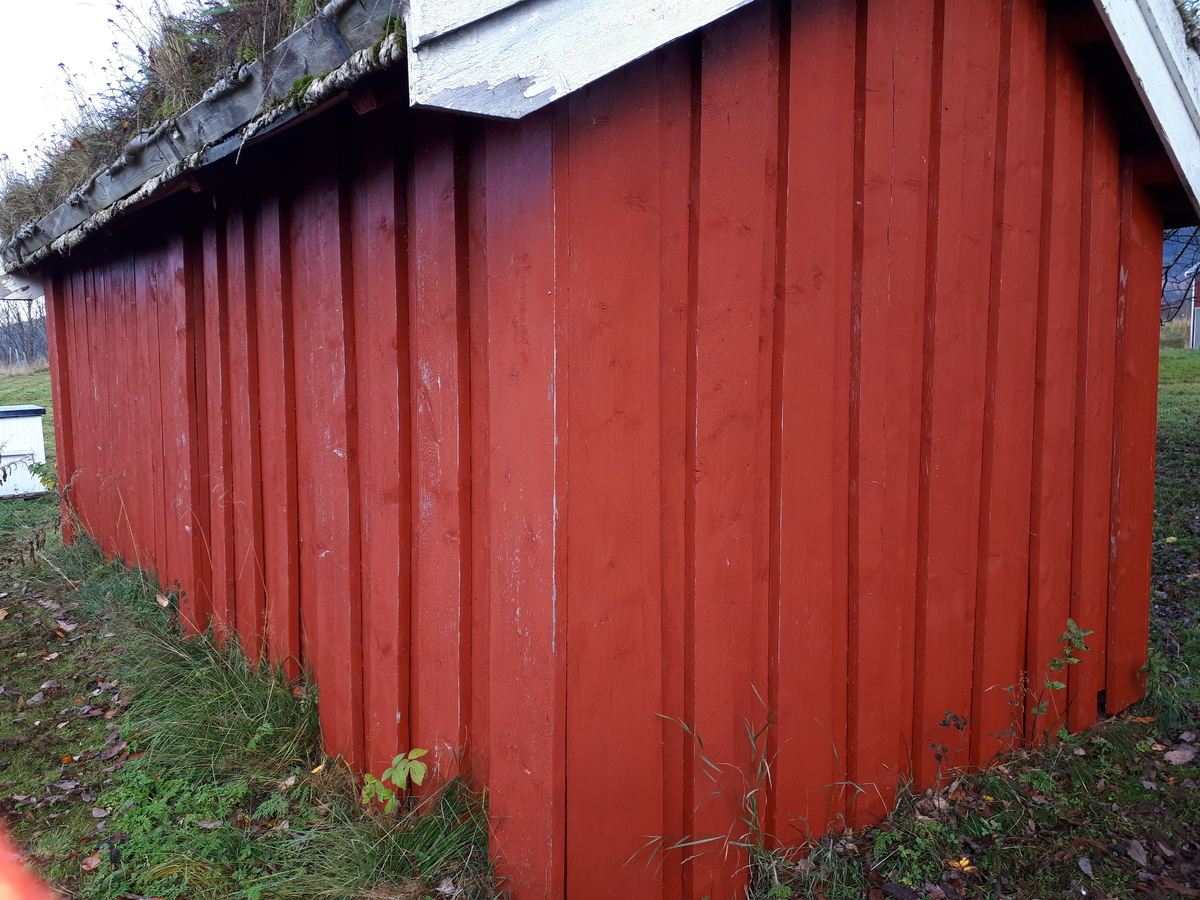 Kvernhus, gjort om til boenhet/hytte. Emiliestua. Ble bygget ca. 1885, og ble flyttet til bygdetunet i 2001.