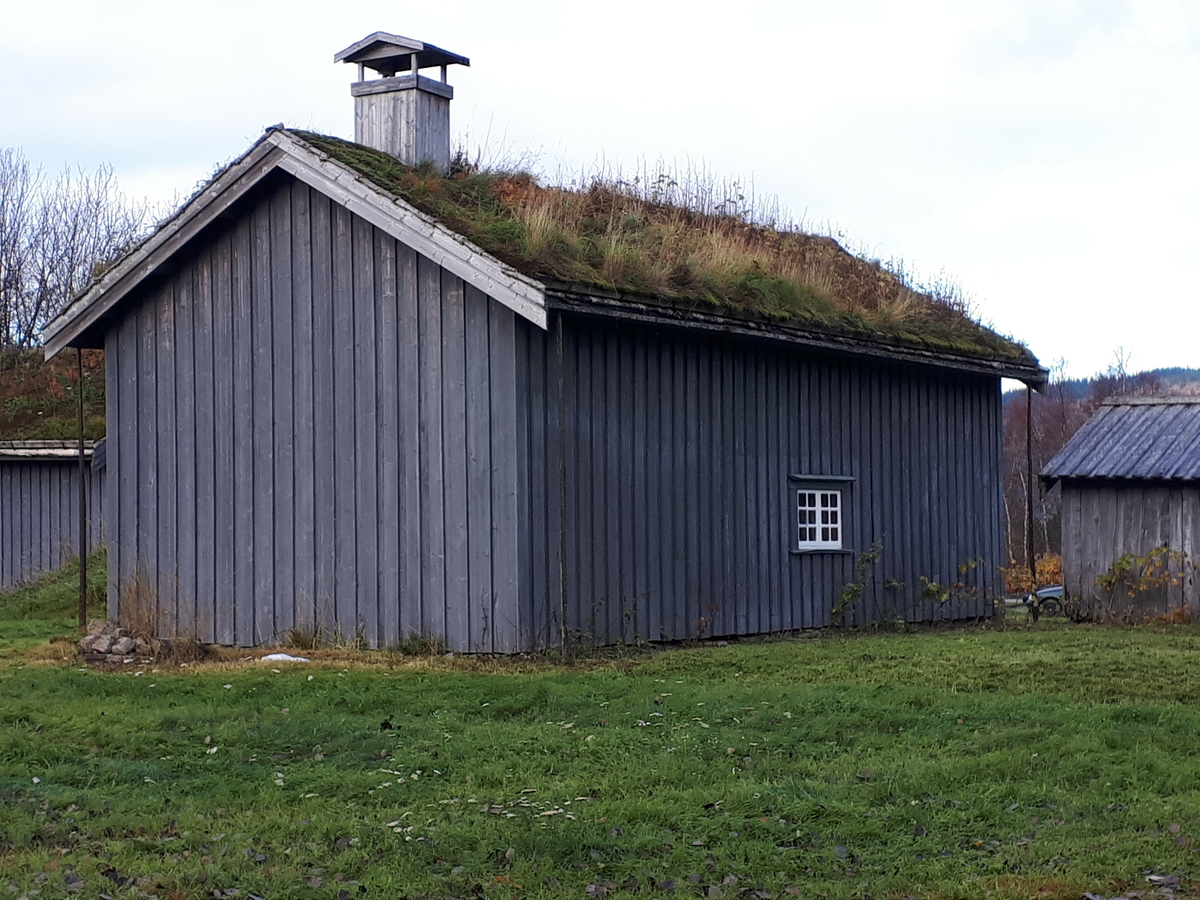 Eldre type av eldhus/årestue, grue på gulvet