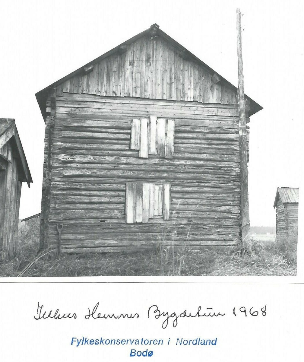 Eldre type av eldhus/årestue, grue på gulvet