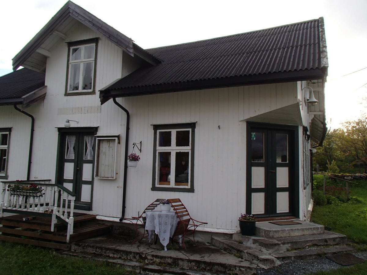 Tømret bygning på grunnmur av stein/betong. Kjeller i del av bygningens areal. Panelt med høvlet stående perlepanel. Påbygg i bindingsverk. Opprinnelig taktekking var spon (stukket). Senere kledd med plaer av bølgeblikk.