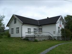 Tømret bygning på grunnmur av stein/betong. Kjeller i del av bygningens areal. Panelt med høvlet stående perlepanel. Påbygg i bindingsverk. Opprinnelig taktekking var spon (stukket). Senere kledd med plaer av bølgeblikk.