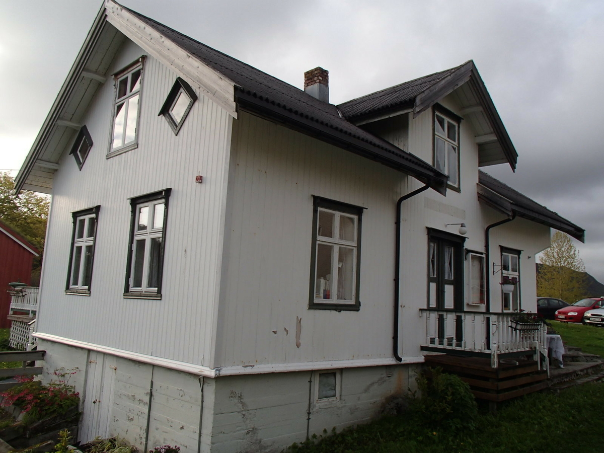 Tømret bygning på grunnmur av stein/betong. Kjeller i del av bygningens areal. Panelt med høvlet stående perlepanel. Påbygg i bindingsverk. Opprinnelig taktekking var spon (stukket). Senere kledd med plaer av bølgeblikk.