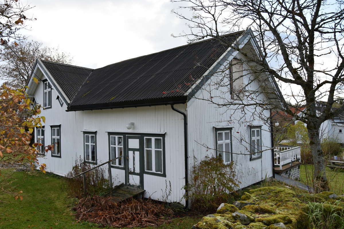 Tømret bygning på grunnmur av stein/betong. Kjeller i del av bygningens areal. Panelt med høvlet stående perlepanel. Påbygg i bindingsverk. Opprinnelig taktekking var spon (stukket). Senere kledd med plaer av bølgeblikk.