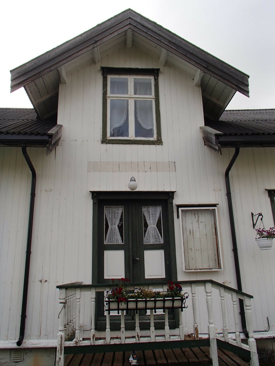 Tømret bygning på grunnmur av stein/betong. Kjeller i del av bygningens areal. Panelt med høvlet stående perlepanel. Påbygg i bindingsverk. Opprinnelig taktekking var spon (stukket). Senere kledd med plaer av bølgeblikk.
