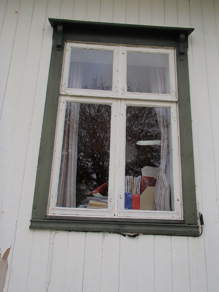 Tømret bygning på grunnmur av stein/betong. Kjeller i del av bygningens areal. Panelt med høvlet stående perlepanel. Påbygg i bindingsverk. Opprinnelig taktekking var spon (stukket). Senere kledd med plaer av bølgeblikk.