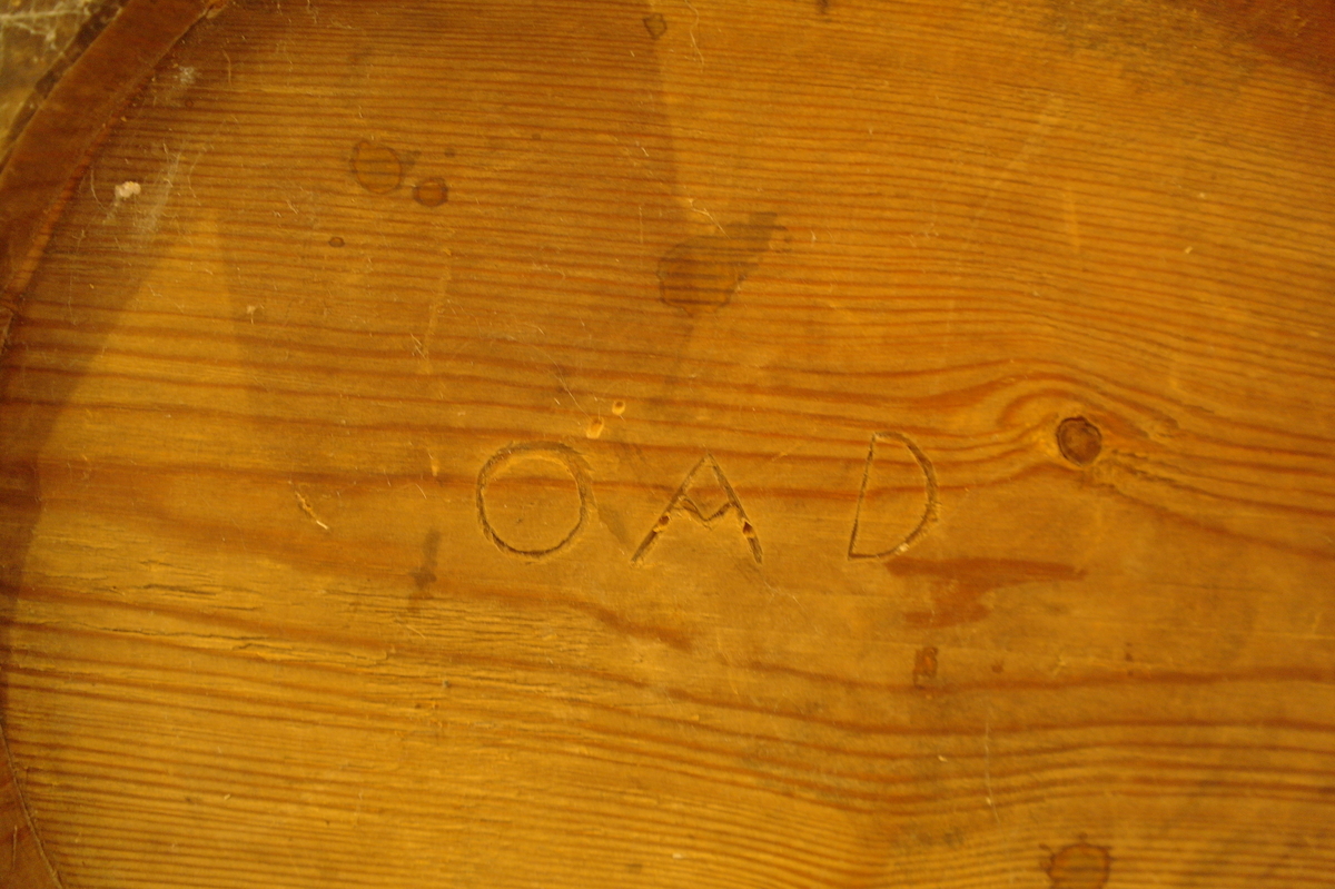 Bøtte med hank lagga av 14 stavar og haldt saman av eit sinkband. Eit sinkband manglar. Det er eit hol i kvart øyre kor tappane av hanken er festa. Tre av stavane er forlenga til føter. I god stand.