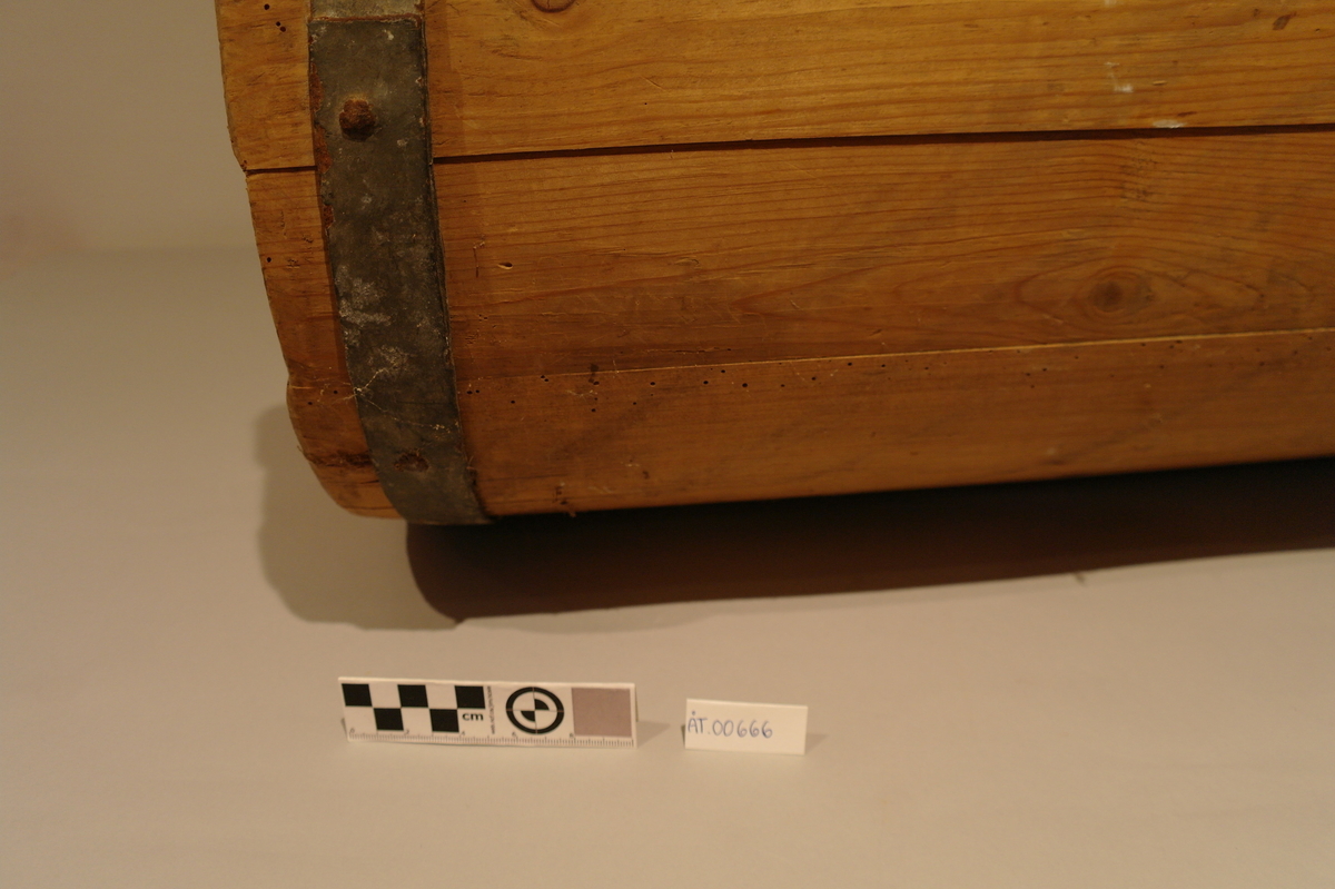 Lagga smørkinne forma som ei tønne. Den eine siden er open men manglar loket. Kinna er holdt saman av to sinkband. Eine endestykket har eit jarnbeslag med hol for veiven. Veiven av jarn har eit trehandtak Enkelte hol etter mit.