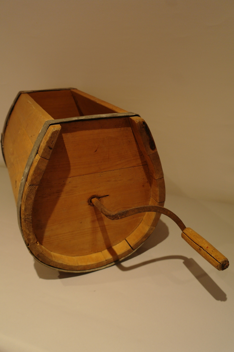 Lagga smørkinne forma som ei tønne. Den eine siden er open men manglar loket. Kinna er holdt saman av to sinkband. Eine endestykket har eit jarnbeslag med hol for veiven. Veiven av jarn har eit trehandtak Enkelte hol etter mit.