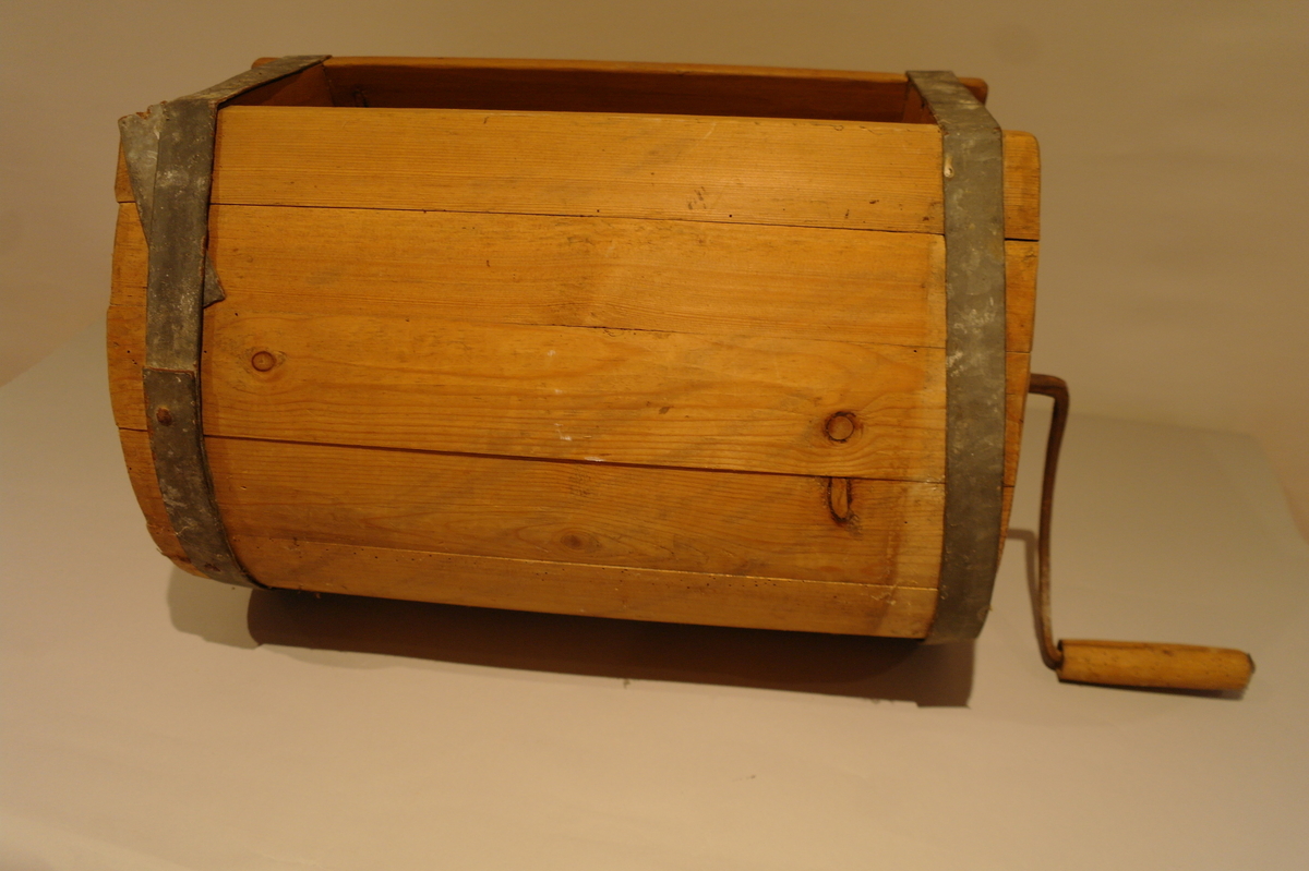 Lagga smørkinne forma som ei tønne. Den eine siden er open men manglar loket. Kinna er holdt saman av to sinkband. Eine endestykket har eit jarnbeslag med hol for veiven. Veiven av jarn har eit trehandtak Enkelte hol etter mit.