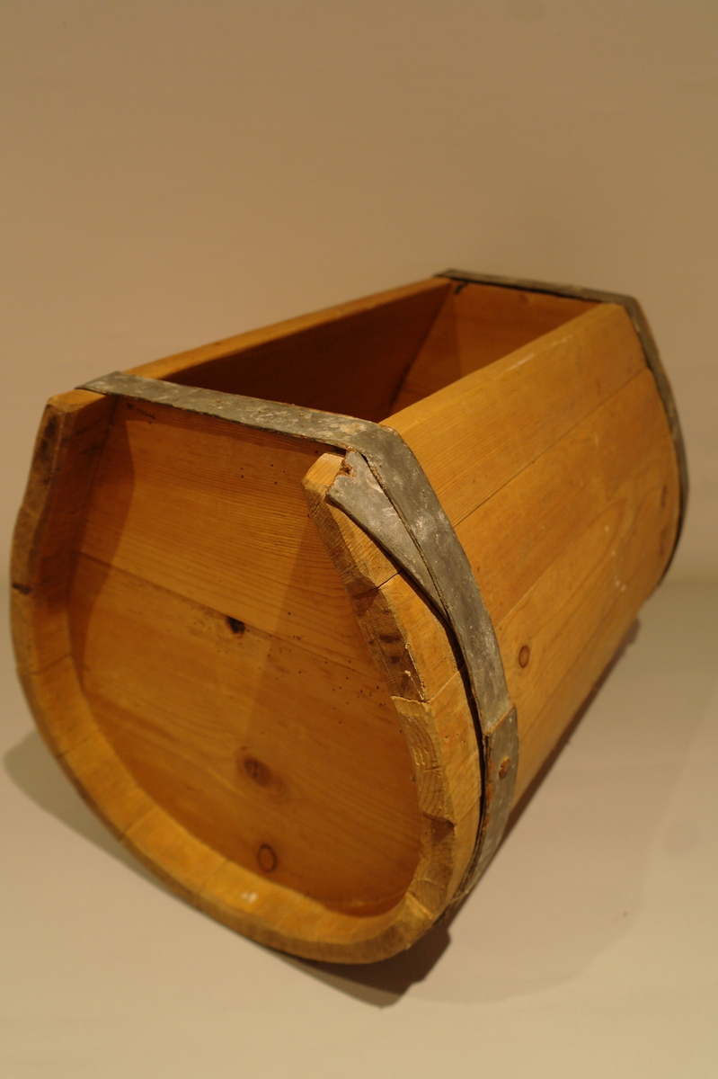 Lagga smørkinne forma som ei tønne. Den eine siden er open men manglar loket. Kinna er holdt saman av to sinkband. Eine endestykket har eit jarnbeslag med hol for veiven. Veiven av jarn har eit trehandtak Enkelte hol etter mit.