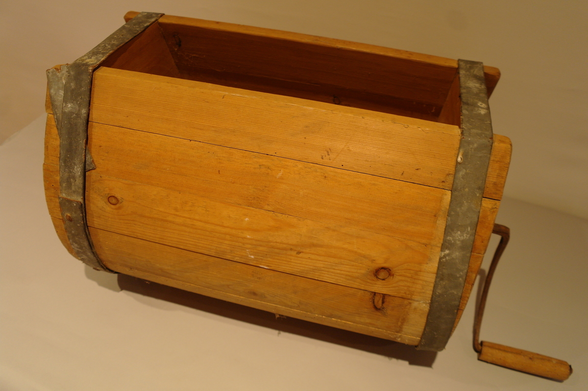 Lagga smørkinne forma som ei tønne. Den eine siden er open men manglar loket. Kinna er holdt saman av to sinkband. Eine endestykket har eit jarnbeslag med hol for veiven. Veiven av jarn har eit trehandtak Enkelte hol etter mit.