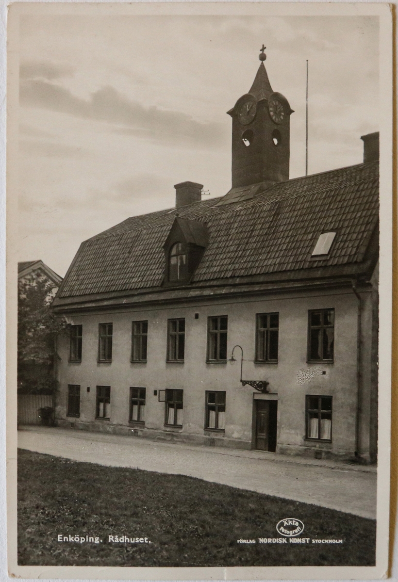 Rådhuset, Rådhusgatan, Enköping
Nils Svensson Stahre lät bygga detta hus på Rådhusgatan år 1783. Bygget tog ca tre år och byggdes som bostad och Köpmannagård.
Huset stod kvar efter den stora stadsbranden 1799 och i början av 1880-talet blev det rådhus. Senare blev det polishus och idag huserar Enköpings museum i byggnaden. Enköpings museum öppnade portarna i december 1987.