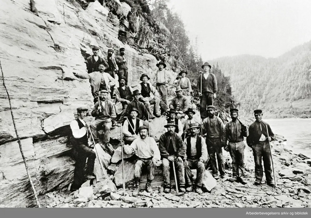 Et jernbaneanlegg nord for Mo i Rana i 1903. Antakelig fra jernbaneanlegget Tverrånes - Storforshei, som ble åpnet 1. november 1904.