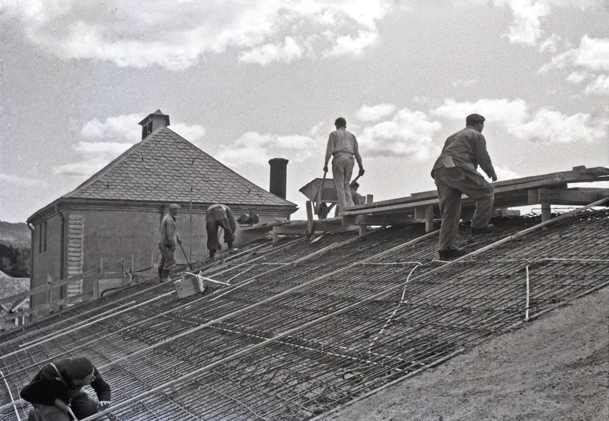 Byggearbeid på taket av Hauge skole. Sett mot øst, ca. 1955.