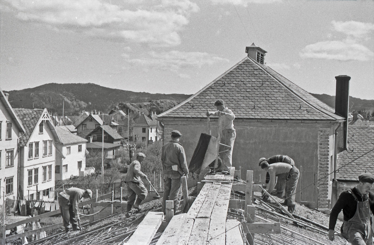 Byggearbeid på taket av Hauge skole. Sett mot nordøst, ca. 1955.