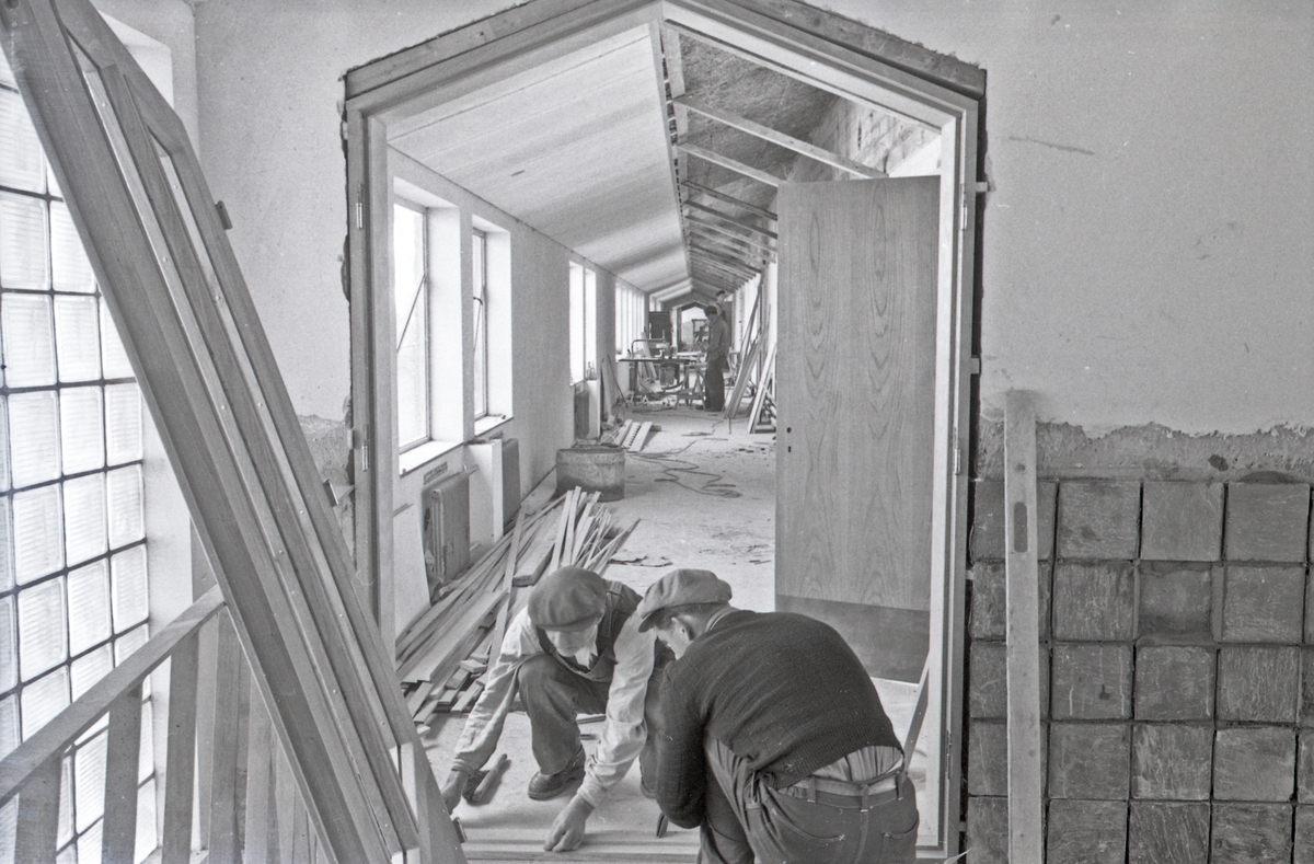 Innendørs byggearbeid under renoveringen av Hauge skole, ca. 1955.