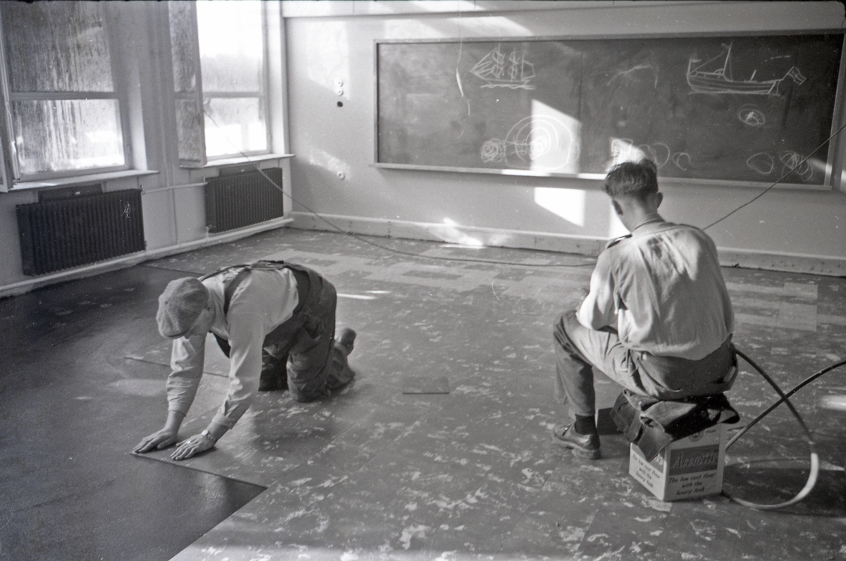 Flislegging av gulv i klasserom under renoveringen av Hauge skole, ca. 1955.