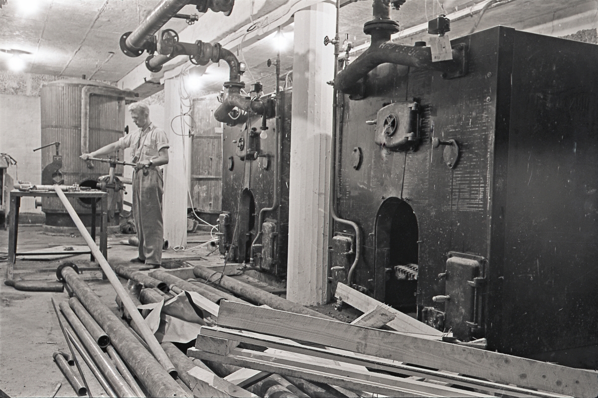 Bygging av fyrrom for sentralvarmingsopplegget på Hauge skole, ca. 1955. Fyrrommet befinner seg i kjelleren i Midtbygget.