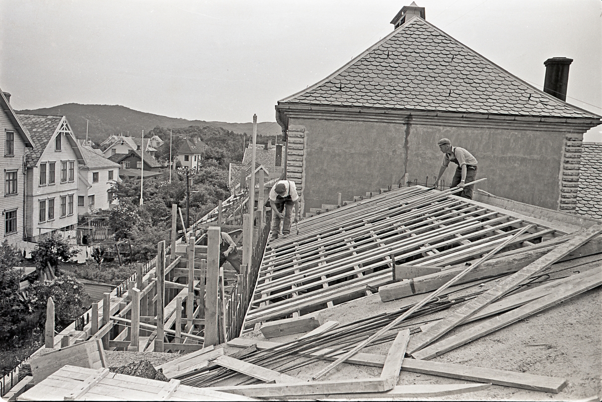 Bygging av taket på Midtbygget på Hauge skole. Sett mot øst, ca. 1954.