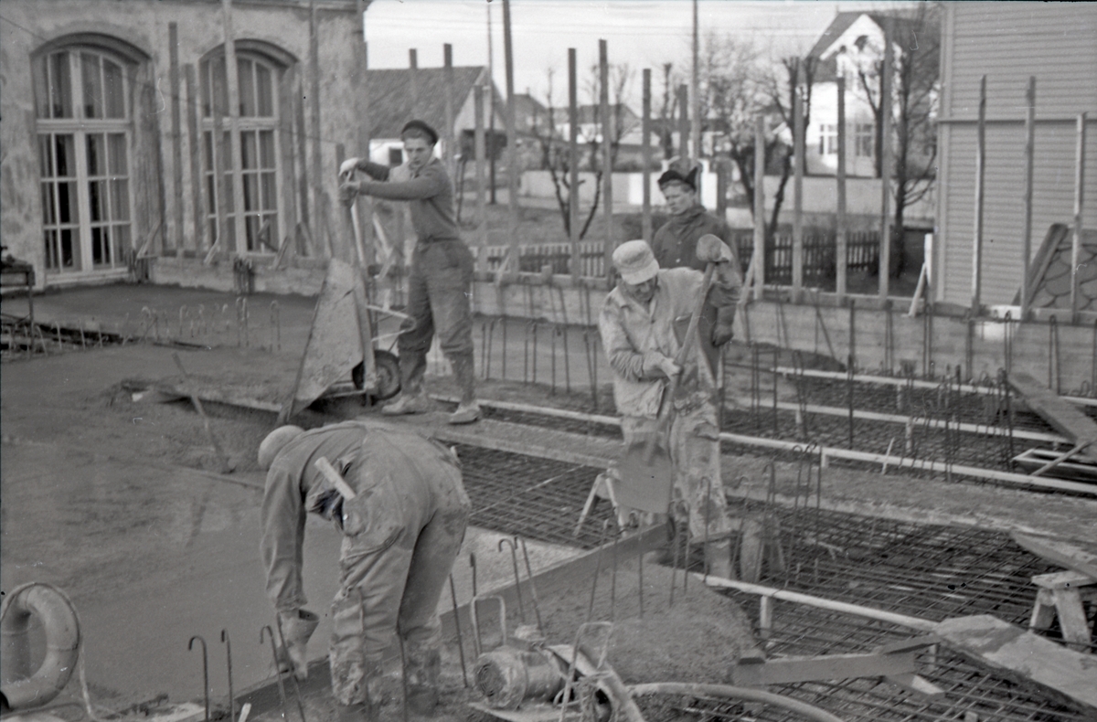 Bygging av Midtbygget på Hauge skole. Sett mot nordvest, ca. 1954.