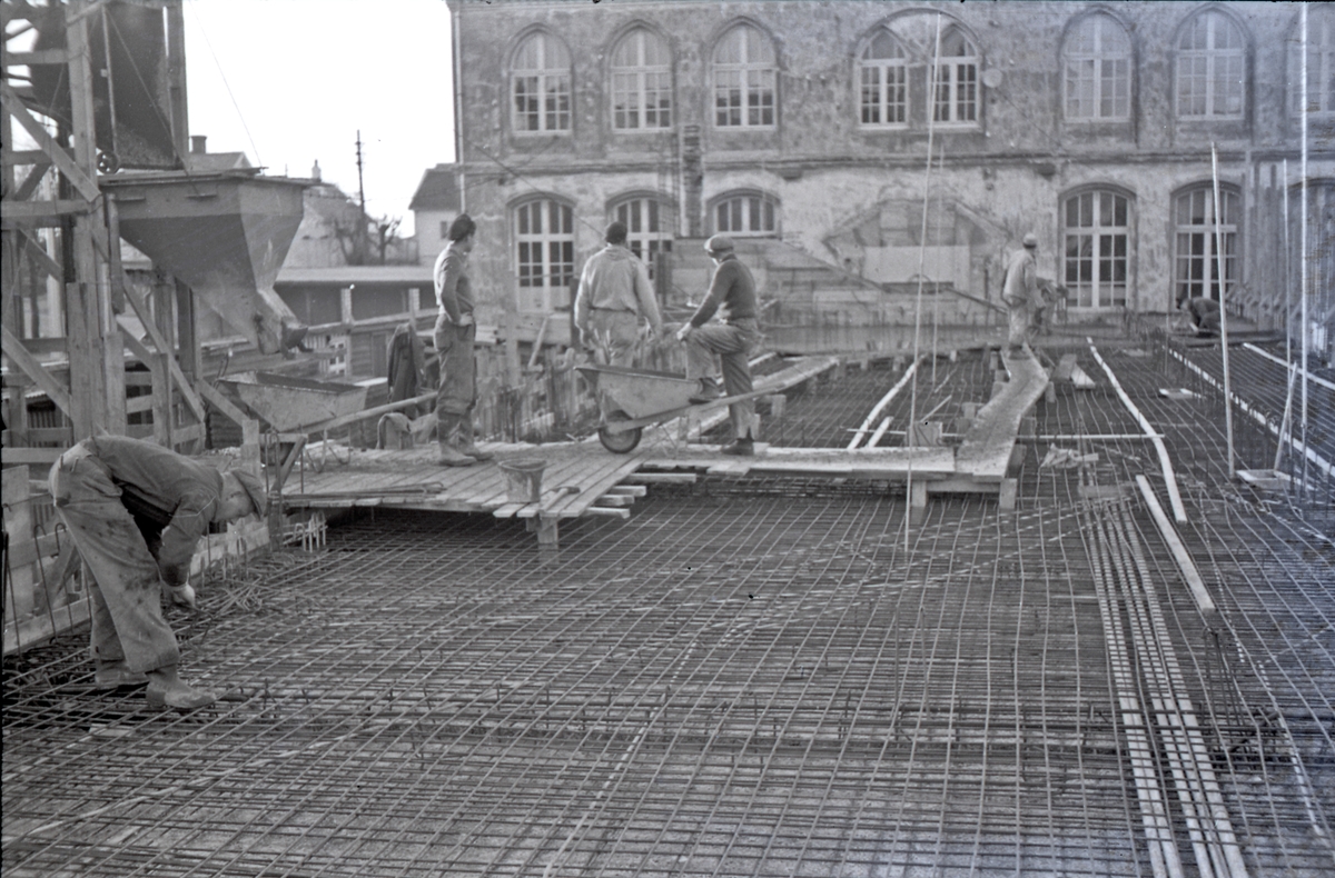 Betongheis i bruk ved bygging av Midtbygget på Hauge skole. Sett mot vest, ca. 1954.