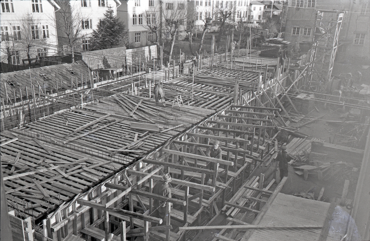 Bygging av Midtbygget til Hauge skole. Sett mot nordøst, ca. 1954.