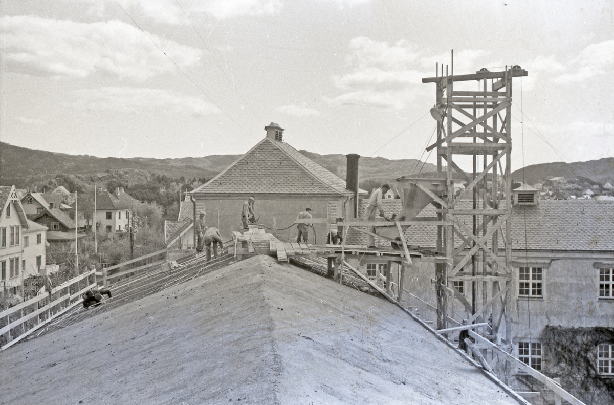 Byggearbeid på taket av Hauge skole. Sett mot øst, ca. 1955.