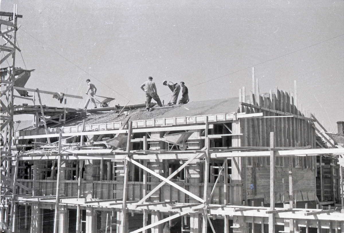 Byggearbeid på taket av Midtbygget til Hauge skole. Sett mot nordvest, ca. 1955.