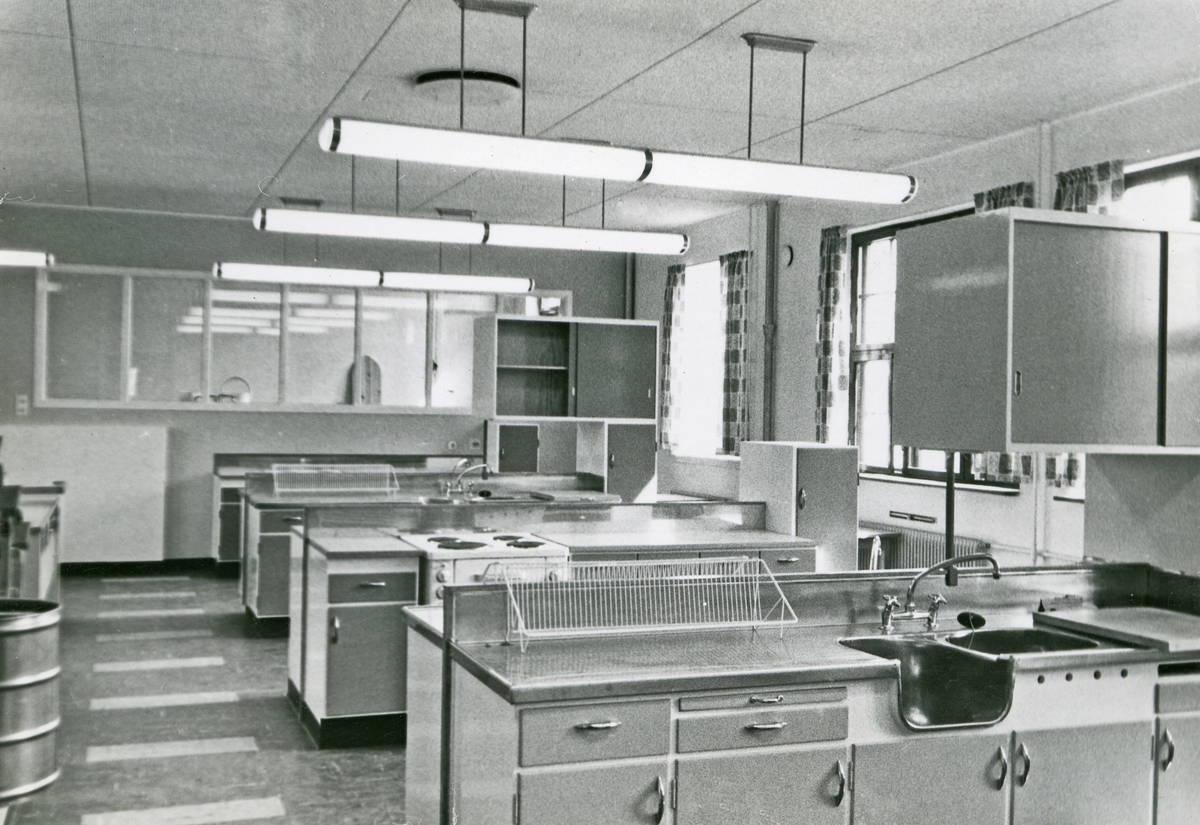 Interiør fra heimkunnskapsrommet på Hauge skole, ca. 1956.