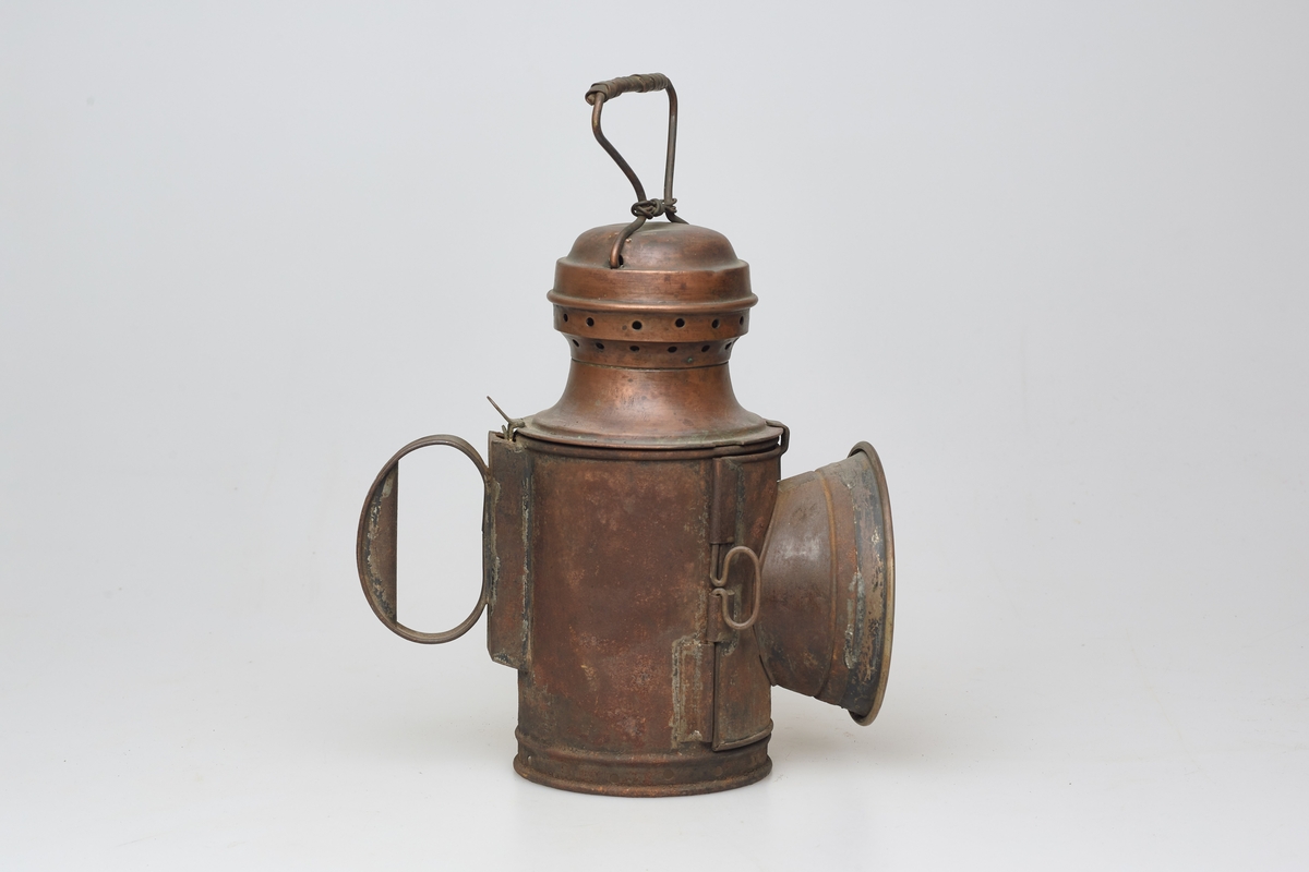 En sylinderformet beholder har håndtak bak og lykteglass foran. Det slepne lykteglasset sitter i en dør som er hengslet. Glasset er skjermet av en smal trakt rundt. Toppen av lykta er av kopper og har luftehull og bærehåndtak øverst. Toppen kan løftes opp. Ei dreibar sylinder inne i lykta har hatt to signallys, rødt og grønt, det røde er bevart. I en tredje åpning vistes hvitt lys. Lyskilden er en parafinlampe med flat brenner og reflektor på bakveggen.