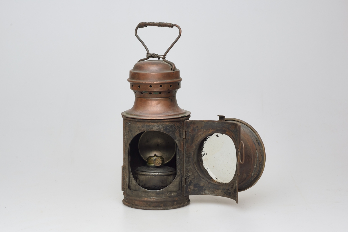 En sylinderformet beholder har håndtak bak og lykteglass foran. Det slepne lykteglasset sitter i en dør som er hengslet. Glasset er skjermet av en smal trakt rundt. Toppen av lykta er av kopper og har luftehull og bærehåndtak øverst. Toppen kan løftes opp. Ei dreibar sylinder inne i lykta har hatt to signallys, rødt og grønt, det røde er bevart. I en tredje åpning vistes hvitt lys. Lyskilden er en parafinlampe med flat brenner og reflektor på bakveggen.