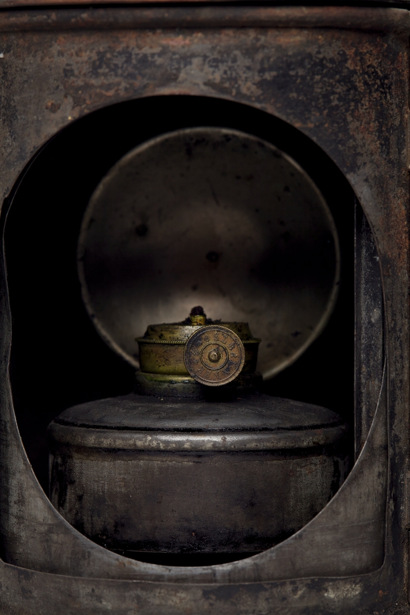 En sylinderformet beholder har håndtak bak og lykteglass foran. Det slepne lykteglasset sitter i en dør som er hengslet. Glasset er skjermet av en smal trakt rundt. Toppen av lykta er av kopper og har luftehull og bærehåndtak øverst. Toppen kan løftes opp. Ei dreibar sylinder inne i lykta har hatt to signallys, rødt og grønt, det røde er bevart. I en tredje åpning vistes hvitt lys. Lyskilden er en parafinlampe med flat brenner og reflektor på bakveggen.