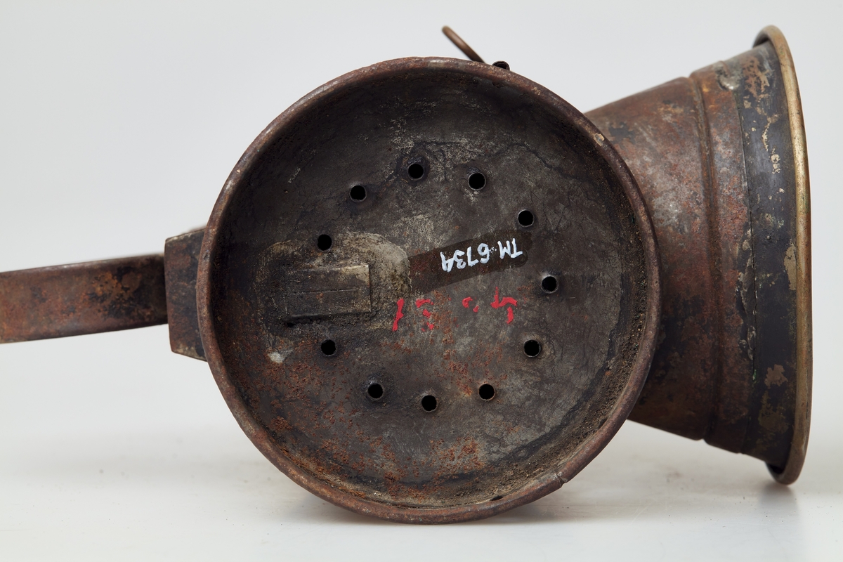 En sylinderformet beholder har håndtak bak og lykteglass foran. Det slepne lykteglasset sitter i en dør som er hengslet. Glasset er skjermet av en smal trakt rundt. Toppen av lykta er av kopper og har luftehull og bærehåndtak øverst. Toppen kan løftes opp. Ei dreibar sylinder inne i lykta har hatt to signallys, rødt og grønt, det røde er bevart. I en tredje åpning vistes hvitt lys. Lyskilden er en parafinlampe med flat brenner og reflektor på bakveggen.